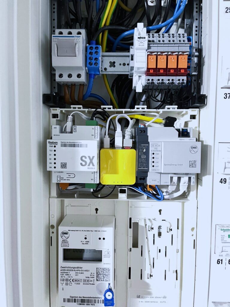 Eine Steuerbox nach § 14a EnWG im Zählerschrank neben anderen Komponenten wie dem Smart Meter Gateway